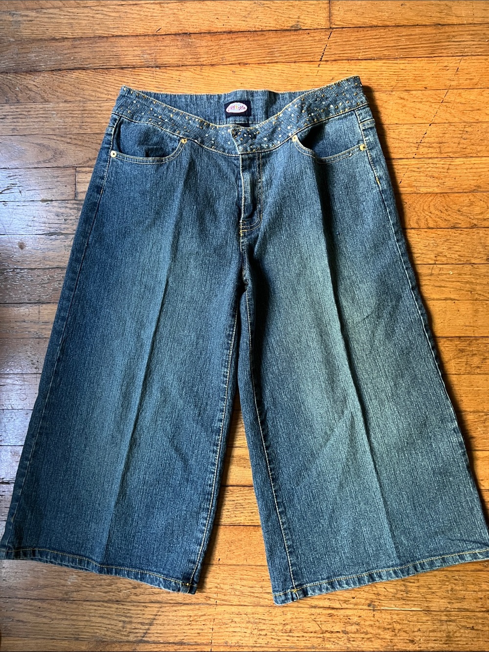 Wide Leg Cropped Jeans in washed Dark Blue with Embellished Waistband